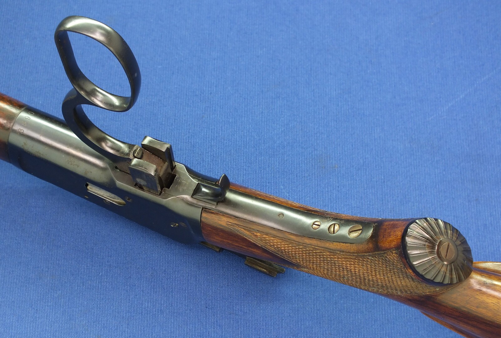 An antique American Special order Winchester Model 1892 Rifle. Deluxe Walnut pistol grip Stock with fine chequering. Caliber 38-40. 24 inch octagonal Barrel. Length 109cm. In very good condition. Price 2.450 euro