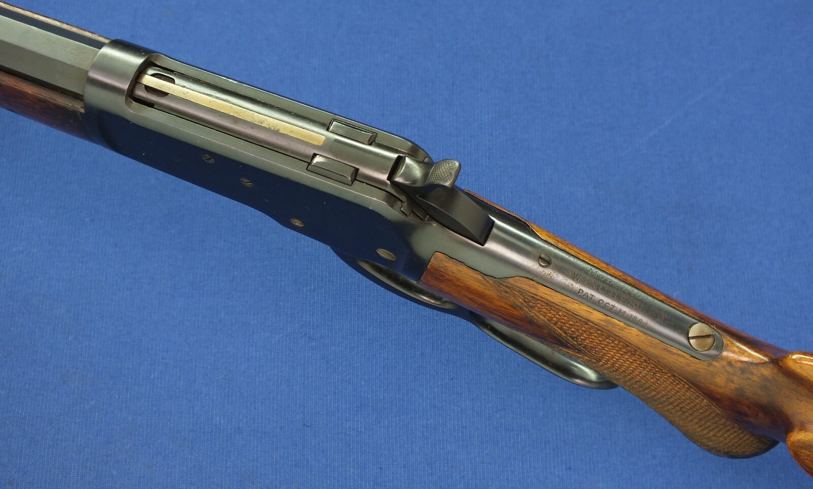 An antique American Special order Winchester Model 1892 Rifle. Deluxe Walnut pistol grip Stock with fine chequering. Caliber 38-40. 24 inch octagonal Barrel. Length 109cm. In very good condition. Price 2.450 euro