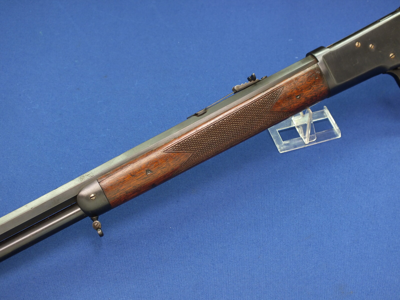 An antique American Special order Winchester Model 1892 Rifle. Deluxe Walnut pistol grip Stock with fine chequering. Caliber 38-40. 24 inch octagonal Barrel. Length 109cm. In very good condition. Price 2.450 euro