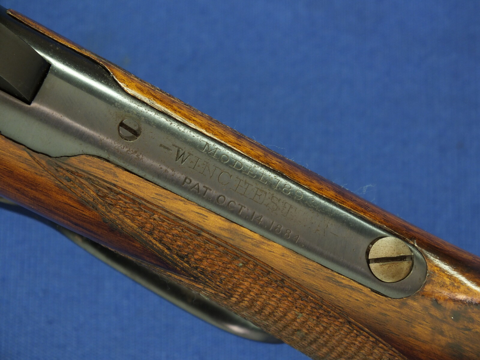 An antique American Special order Winchester Model 1892 Rifle. Deluxe Walnut pistol grip Stock with fine chequering. Caliber 38-40. 24 inch octagonal Barrel. Length 109cm. In very good condition. Price 2.450 euro