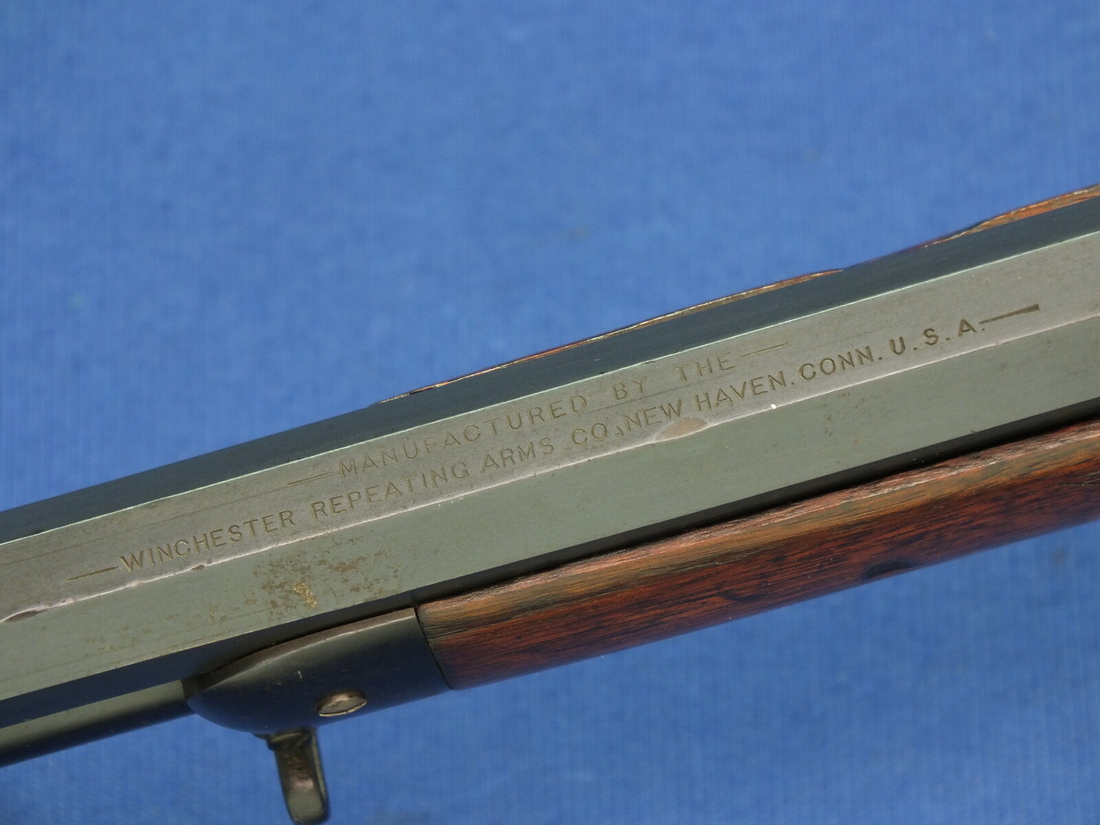 An antique American Special order Winchester Model 1892 Rifle. Deluxe Walnut pistol grip Stock with fine chequering. Caliber 38-40. 24 inch octagonal Barrel. Length 109cm. In very good condition. Price 2.450 euro