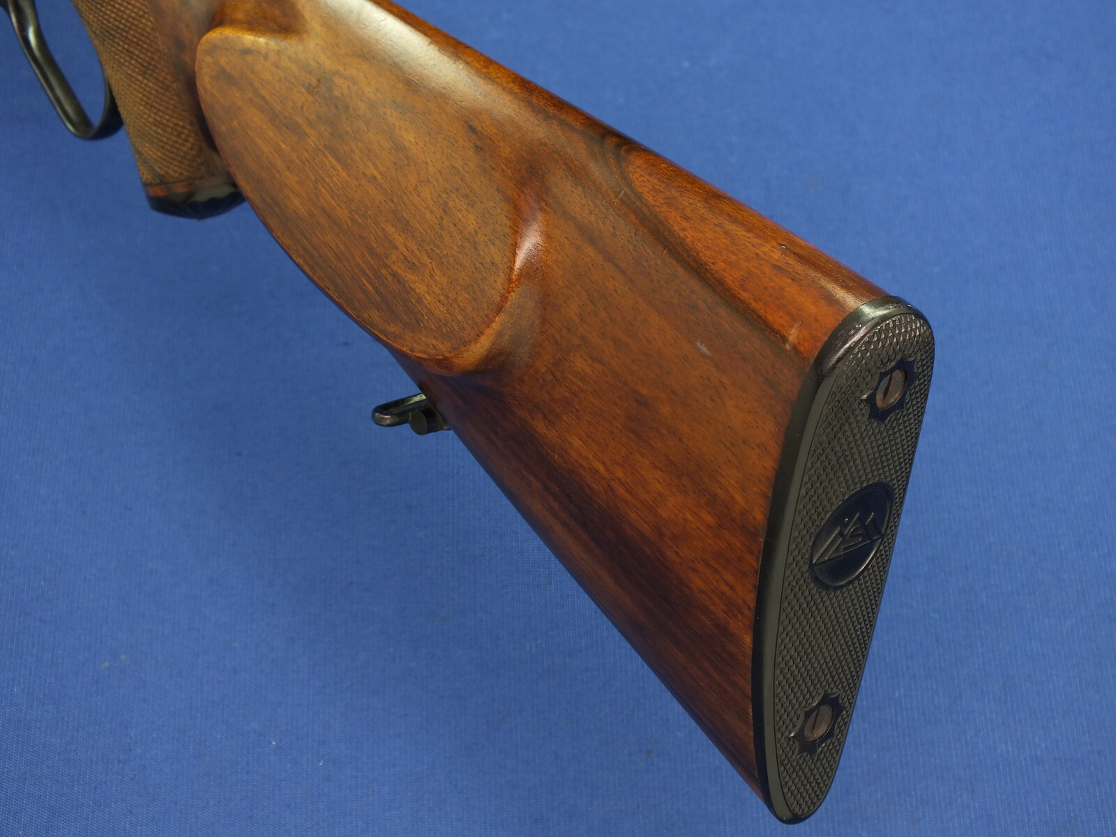 An antique American Special order Winchester Model 1892 Rifle. Deluxe Walnut pistol grip Stock with fine chequering. Caliber 38-40. 24 inch octagonal Barrel. Length 109cm. In very good condition. Price 2.450 euro