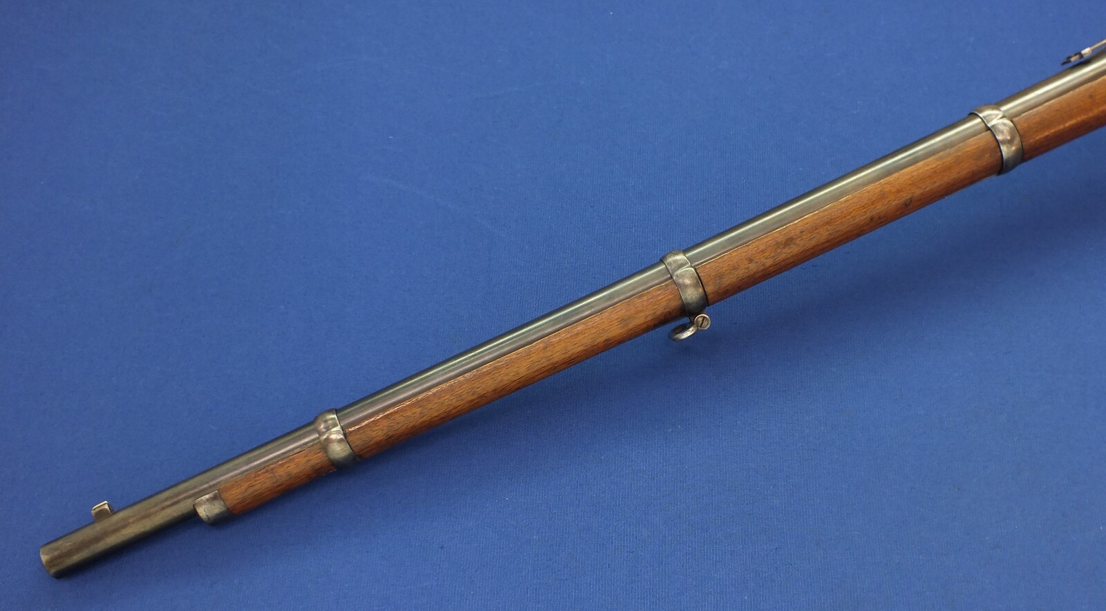 An antique American Spencer model 1867 Rifle Musket. 50 caliber Rimfire with 30 inch barrel. Length 120 cm. In very good condition. 