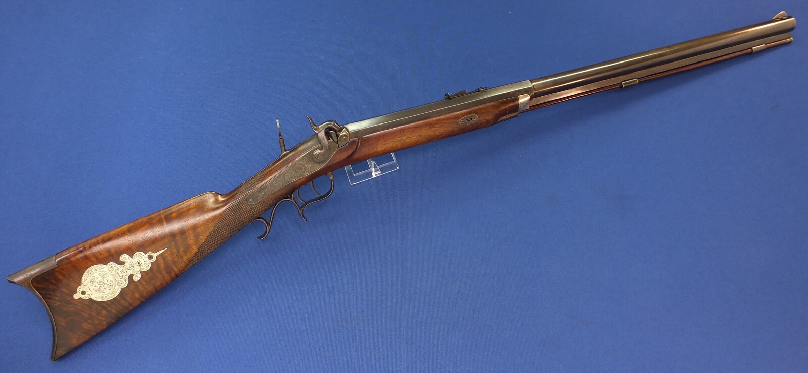 An antique American Target&Plains Percussion Rifle by Frank Wesson Worchester Mass. 40 Caliber, 28,5 inch part octagon-part round Heavy Barrel. Length 114cm. In very good condition. 