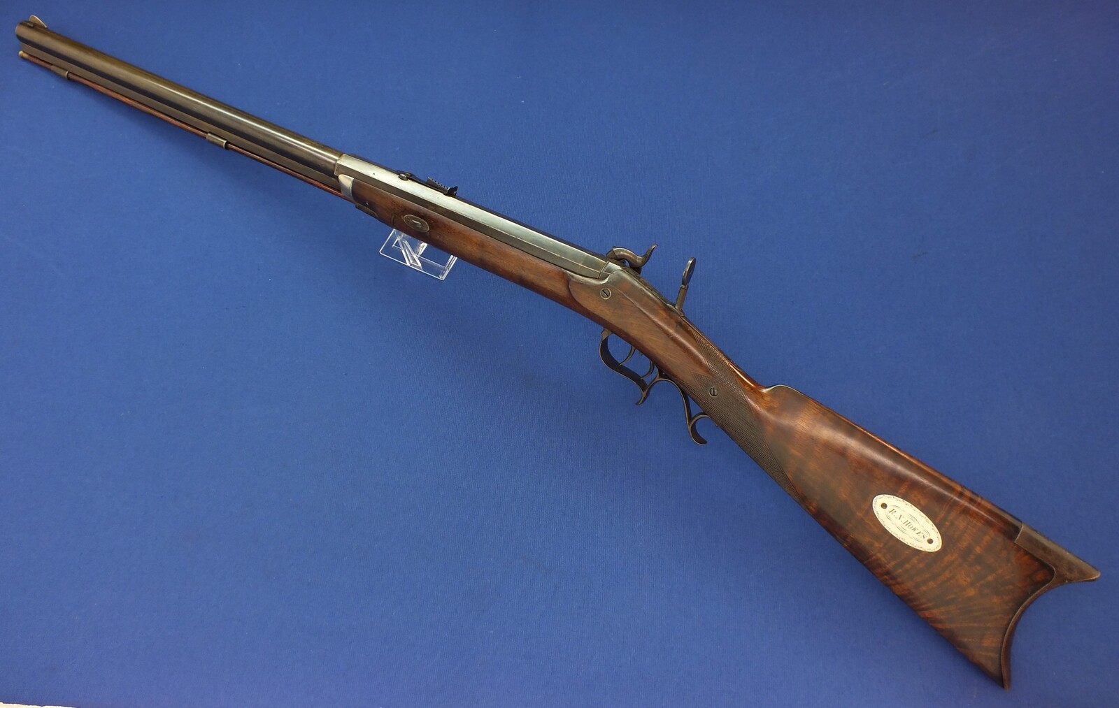 An antique American Target&Plains Percussion Rifle by Frank Wesson Worchester Mass. 40 Caliber, 28,5 inch part octagon-part round Heavy Barrel. Length 114cm. In very good condition. 