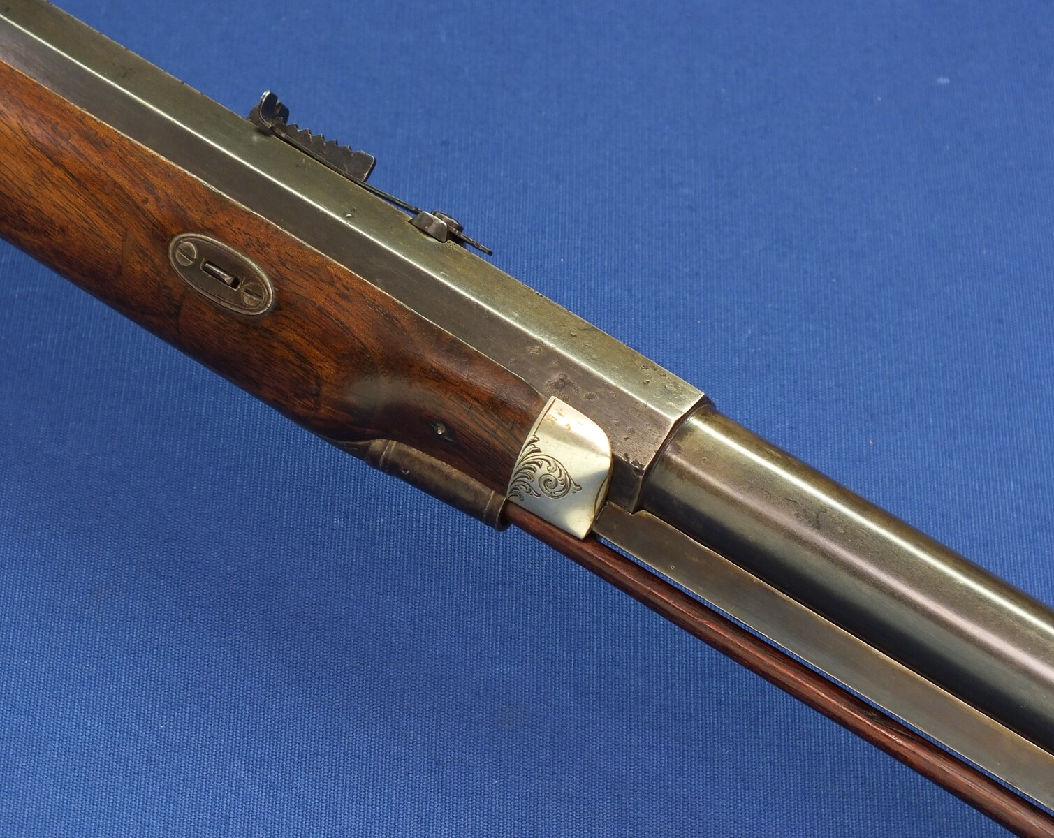 An antique American Target&Plains Percussion Rifle by Frank Wesson Worchester Mass. 40 Caliber, 28,5 inch part octagon-part round Heavy Barrel. Length 114cm. In very good condition. 