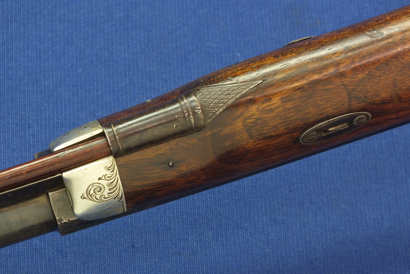 An antique American Target&Plains Percussion Rifle by Frank Wesson Worchester Mass. 40 Caliber, 28,5 inch part octagon-part round Heavy Barrel. Length 114cm. In very good condition. 