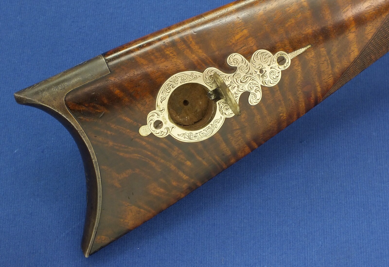 An antique American Target&Plains Percussion Rifle by Frank Wesson Worchester Mass. 40 Caliber, 28,5 inch part octagon-part round Heavy Barrel. Length 114cm. In very good condition. 