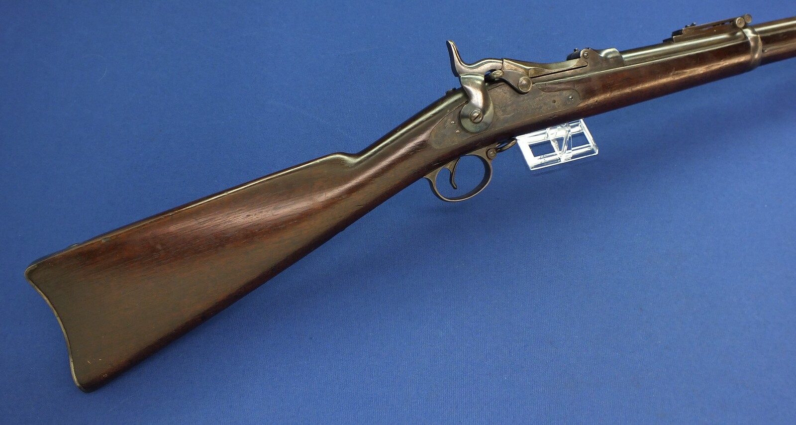 An antique American US Springfield Model 1888 Trapdoor Rifle with Ramrod Bayonet. Caliber 45-70. 32 5/8 inch barrel. Length 132cm. In very good condition. 