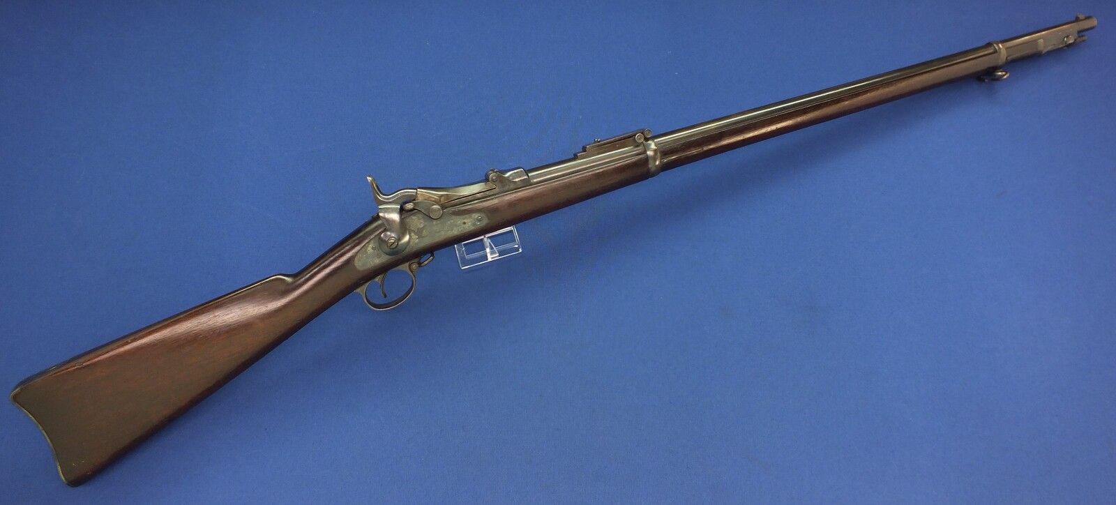 An antique American US Springfield Model 1888 Trapdoor Rifle with Ramrod Bayonet. Caliber 45-70. 32 5/8 inch barrel. Length 132cm. In very good condition. 