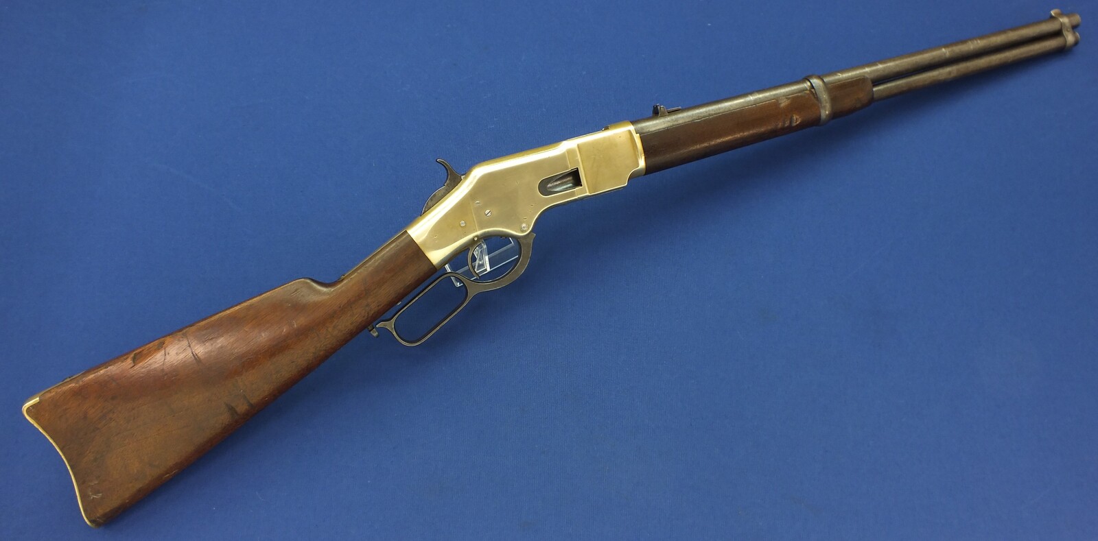 An antique American Winchester Model 1866 Yellow Boy Saddle Ring Carbine. Buttstock marked AOS of inspector Adams O. Sinclair. Caliber 44 Henry Rimfire. Length 100cm. In very good condition.