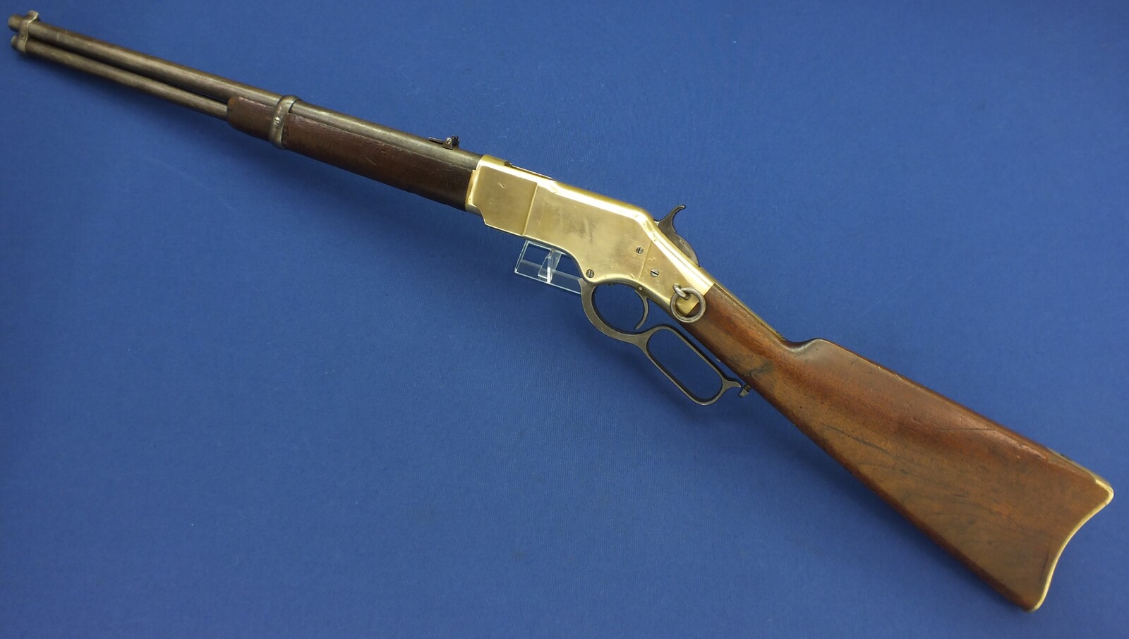 An antique American Winchester Model 1866 Yellow Boy Saddle Ring Carbine. Buttstock marked AOS of inspector Adams O. Sinclair. Caliber 44 Henry Rimfire. Length 100cm. In very good condition.