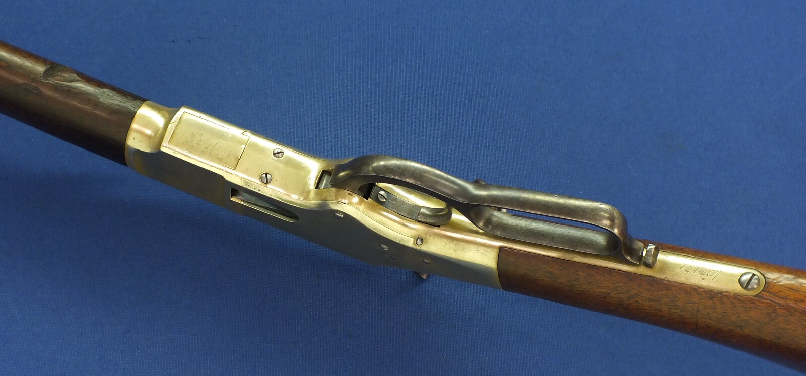 An antique American Winchester Model 1866 Yellow Boy Saddle Ring Carbine. Buttstock marked AOS of inspector Adams O. Sinclair. Caliber 44 Henry Rimfire. Length 100cm. In very good condition.