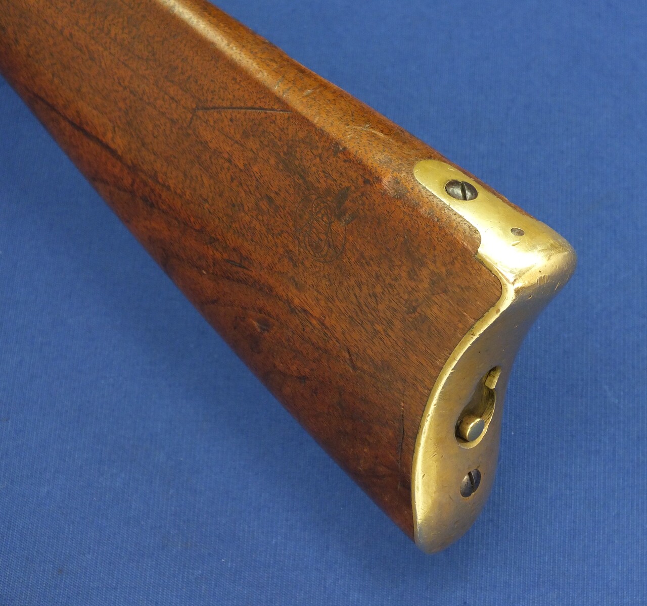 An antique American Winchester Model 1866 Yellow Boy Saddle Ring Carbine. Buttstock marked AOS of inspector Adams O. Sinclair. Caliber 44 Henry Rimfire. Length 100cm. In very good condition.