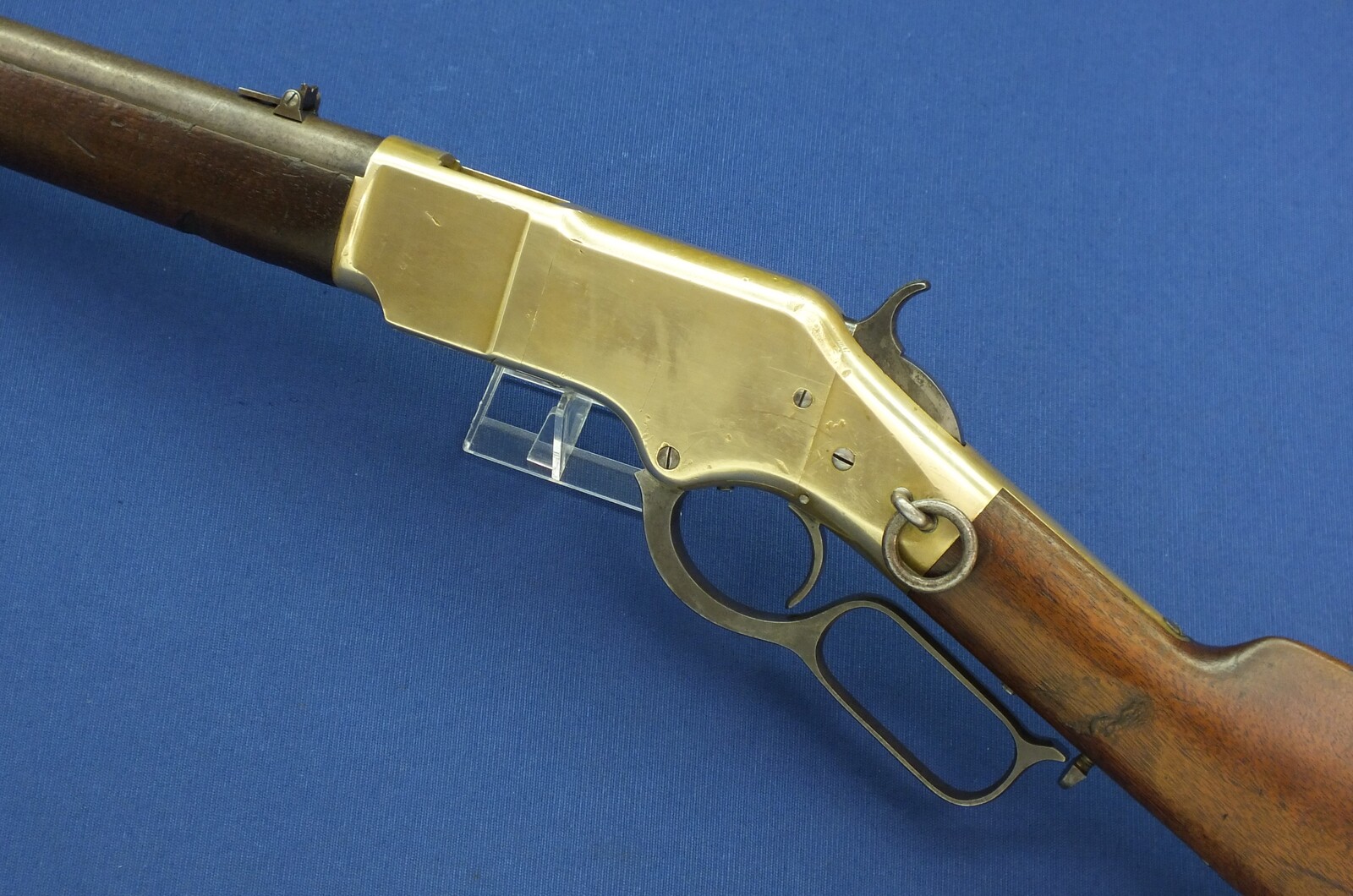 An antique American Winchester Model 1866 Yellow Boy Saddle Ring Carbine. Buttstock marked AOS of inspector Adams O. Sinclair. Caliber 44 Henry Rimfire. Length 100cm. In very good condition. Price 6.850 euro.