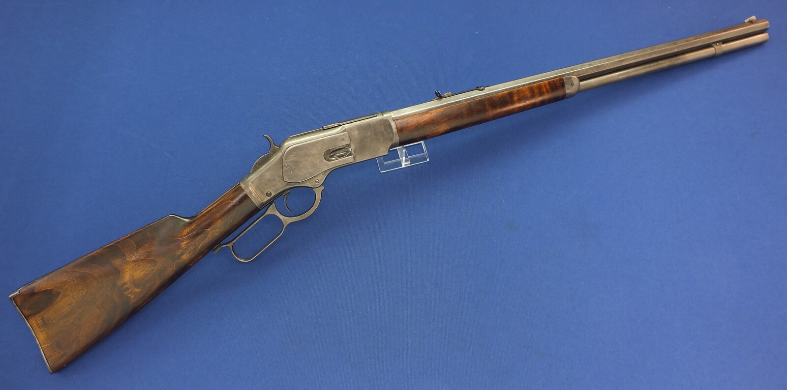 An antique American Winchester Model 1873 Rifle. Caliber 38 W.C.F/38-40. 24 inch octagon barrel with clear address. Length 109cm. In good condition. 