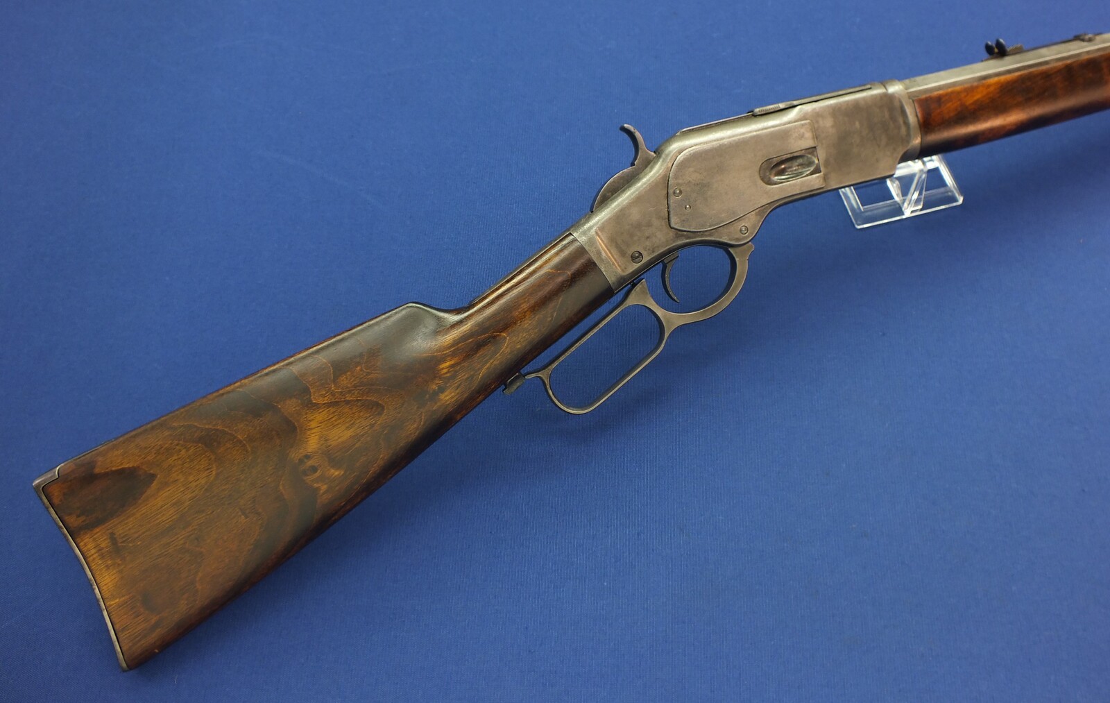 An antique American Winchester Model 1873 Rifle. Caliber 38 W.C.F/38-40. 24 inch octagon barrel with clear address. Length 109cm. In good condition. 