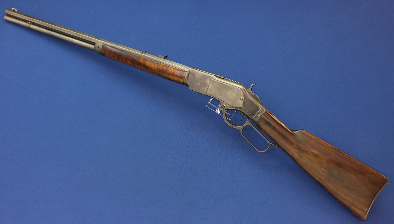 An antique American Winchester Model 1873 Rifle. Caliber 38 W.C.F/38-40. 24 inch octagon barrel with clear address. Length 109cm. In good condition. 