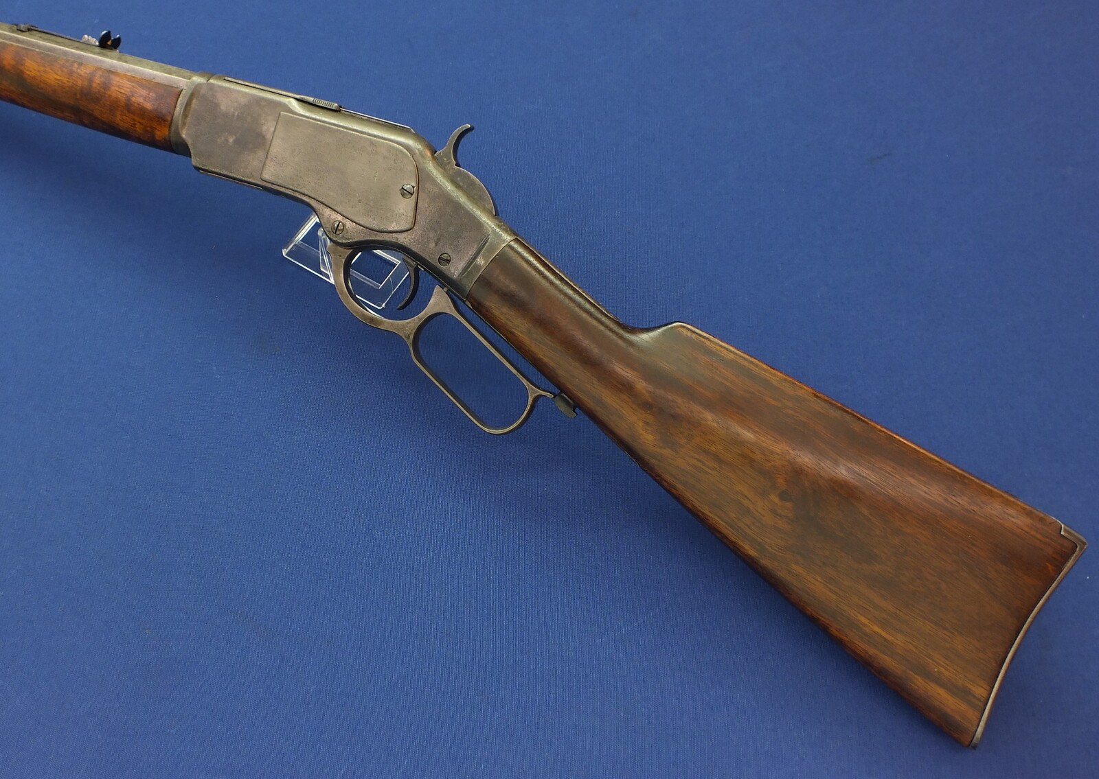 An antique American Winchester Model 1873 Rifle. Caliber 38 W.C.F/38-40. 24 inch octagon barrel with clear address. Length 109cm. In good condition. 