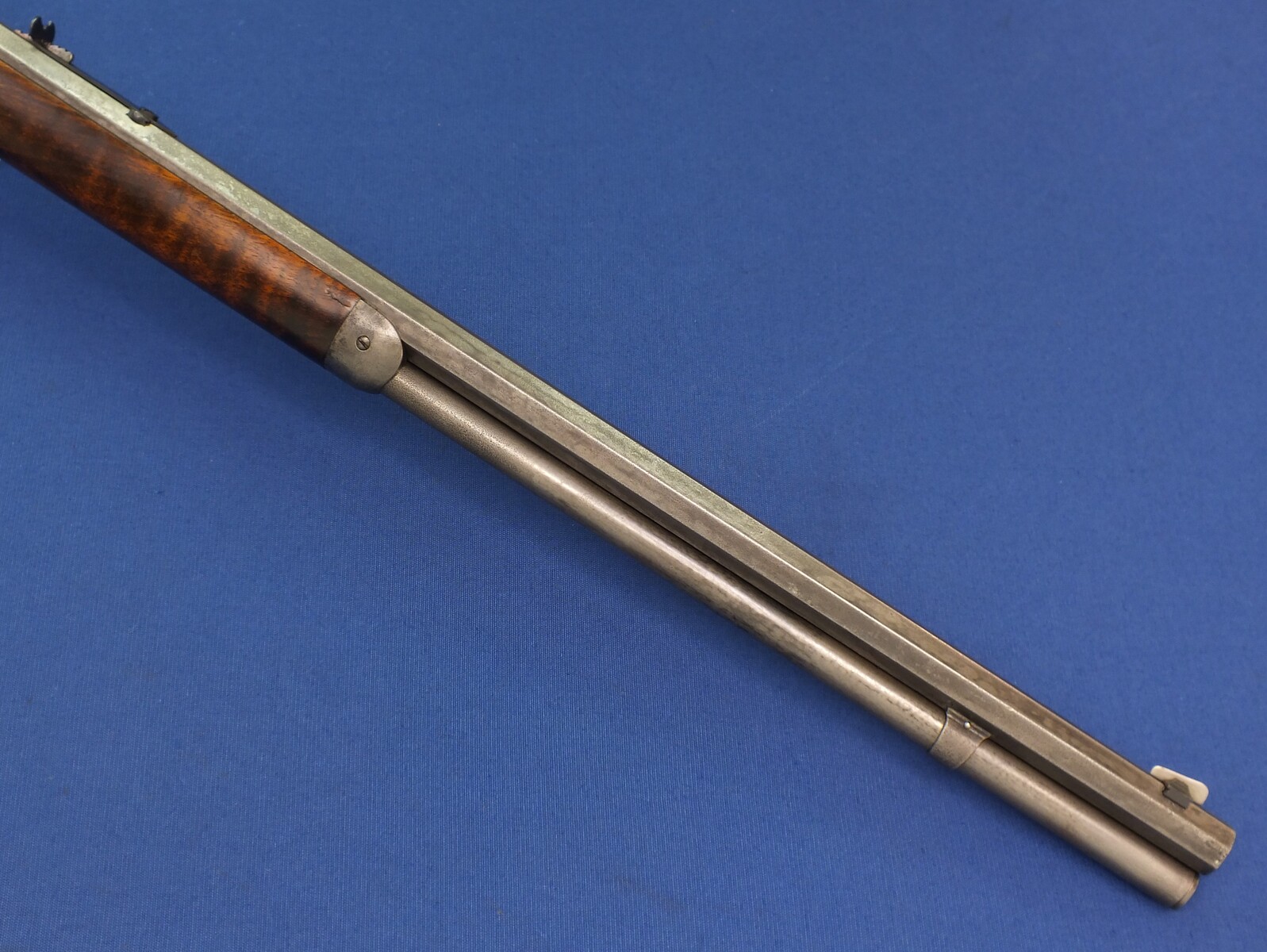 An antique American Winchester Model 1873 Rifle. Caliber 38 W.C.F/38-40. 24 inch octagon barrel with clear address. Length 109cm. In good condition. 