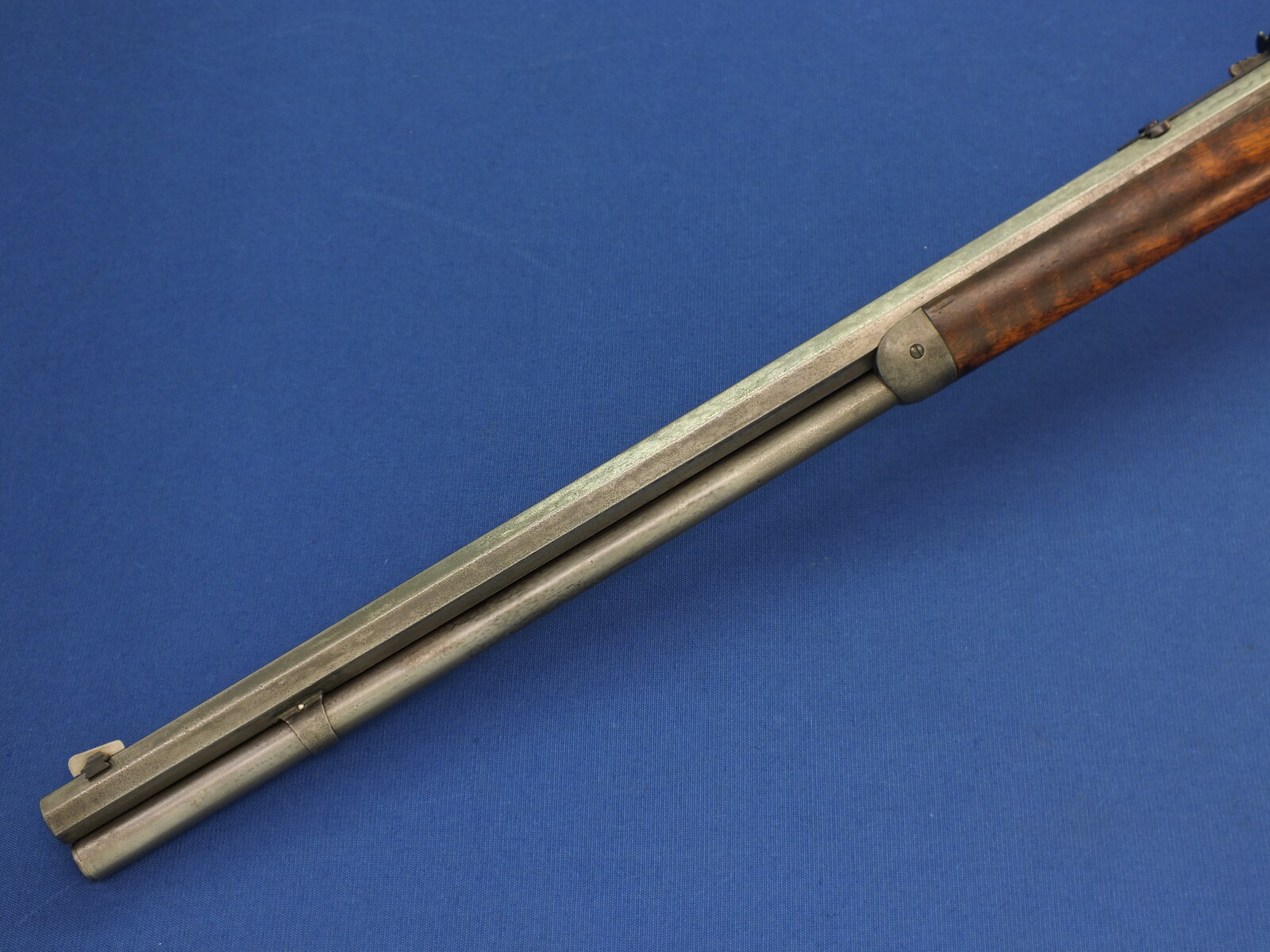 An antique American Winchester Model 1873 Rifle. Caliber 38 W.C.F/38-40. 24 inch octagon barrel with clear address. Length 109cm. In good condition. 