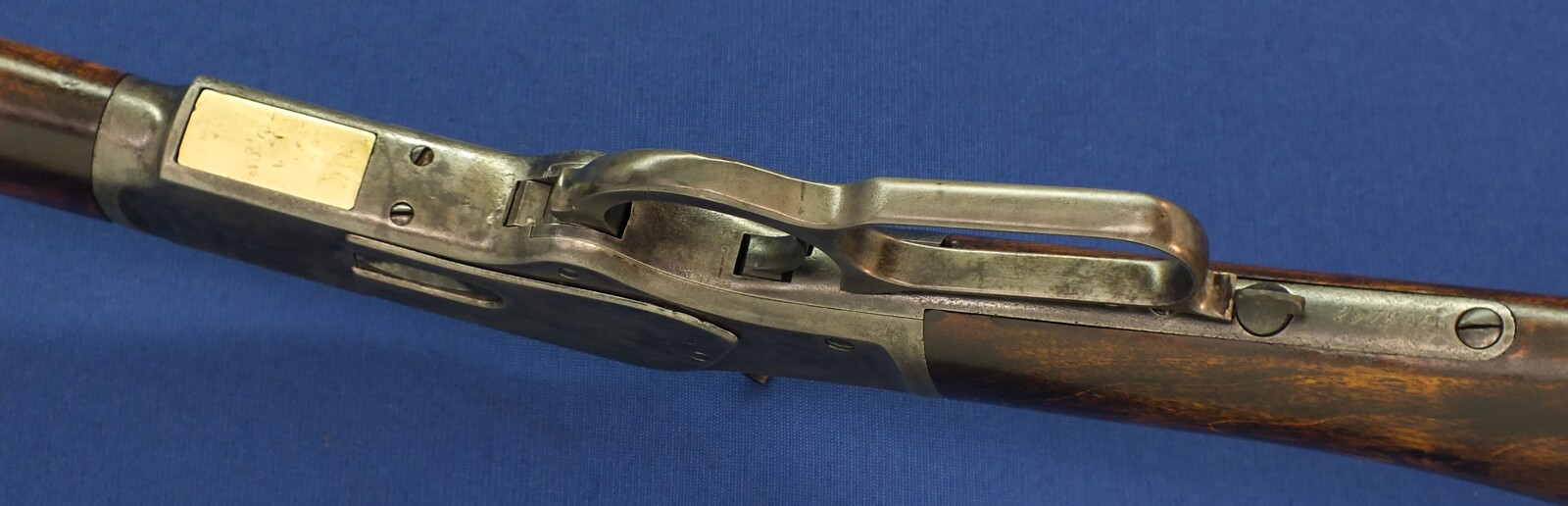 An antique American Winchester Model 1873 Rifle. Caliber 38 W.C.F/38-40. 24 inch octagon barrel with clear address. Length 109cm. In good condition. 