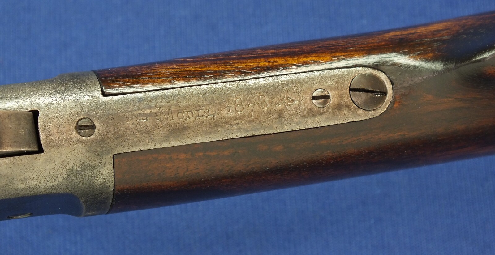 An antique American Winchester Model 1873 Rifle. Caliber 38 W.C.F/38-40. 24 inch octagon barrel with clear address. Length 109cm. In good condition. 