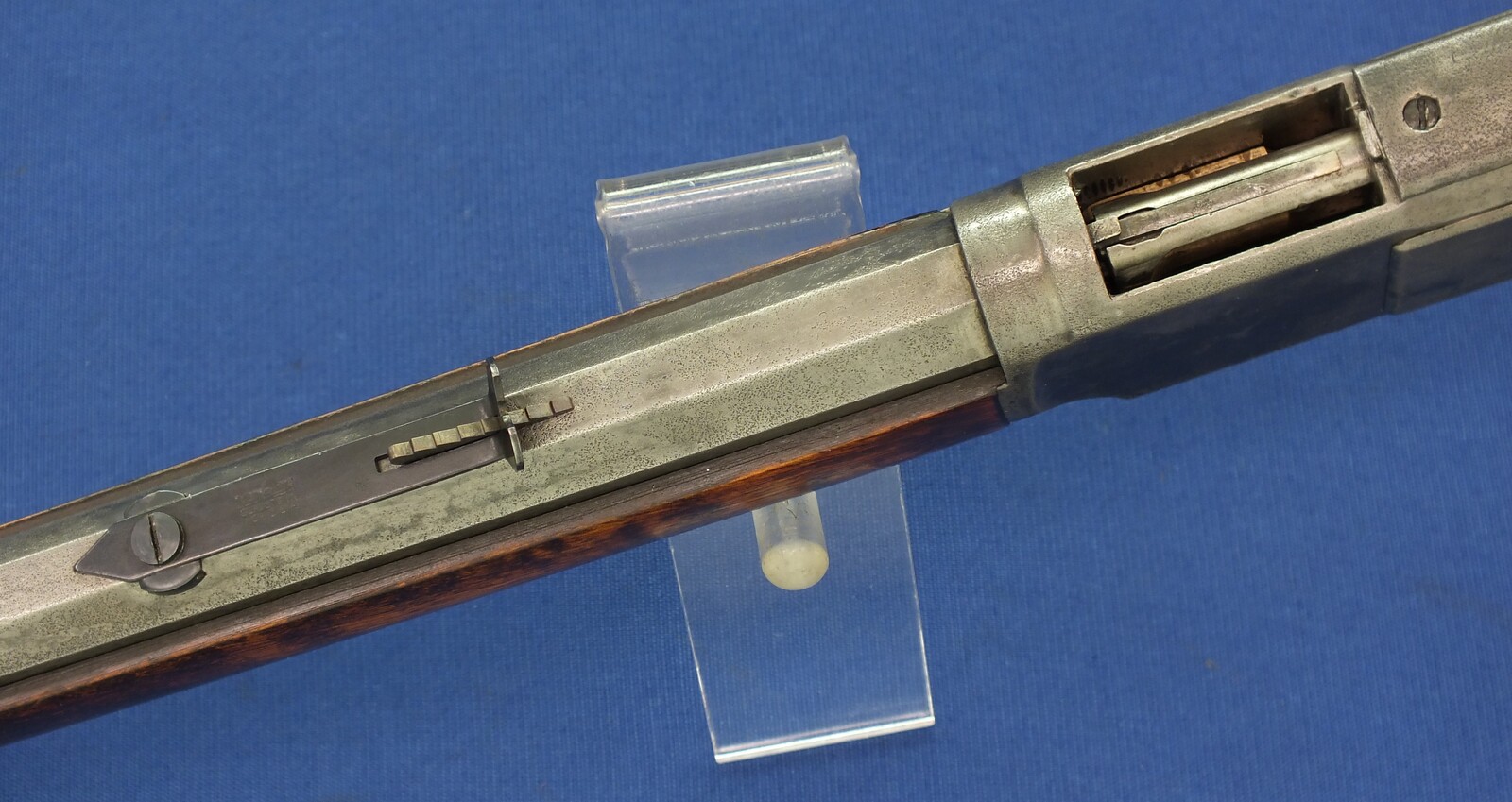 An antique American Winchester Model 1873 Rifle. Caliber 38 W.C.F/38-40. 24 inch octagon barrel with clear address. Length 109cm. In good condition. 