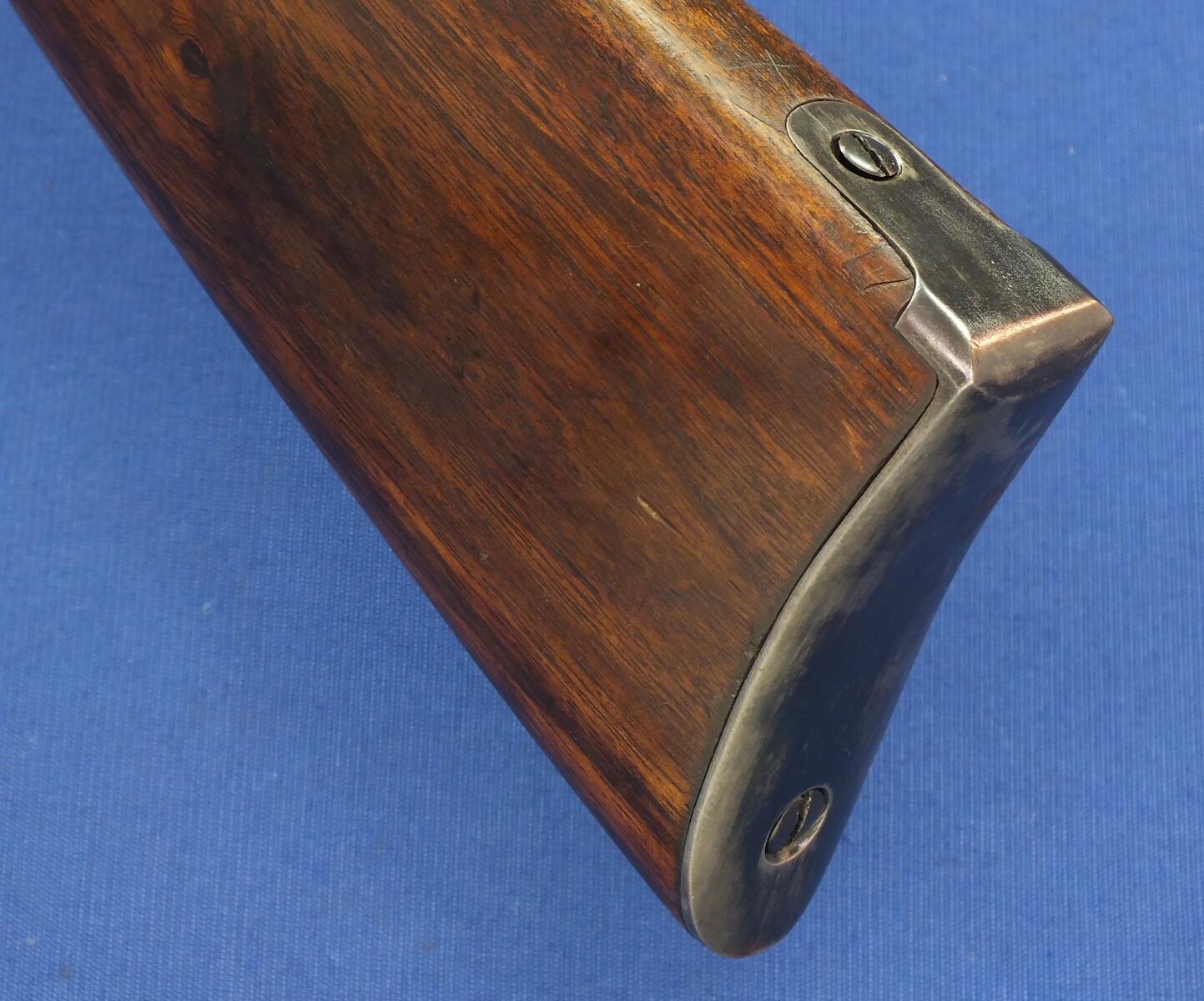 An antique American Winchester Model 1873 Rifle. Caliber 38 W.C.F/38-40. 24 inch octagon barrel with clear address. Length 109cm. In good condition. 