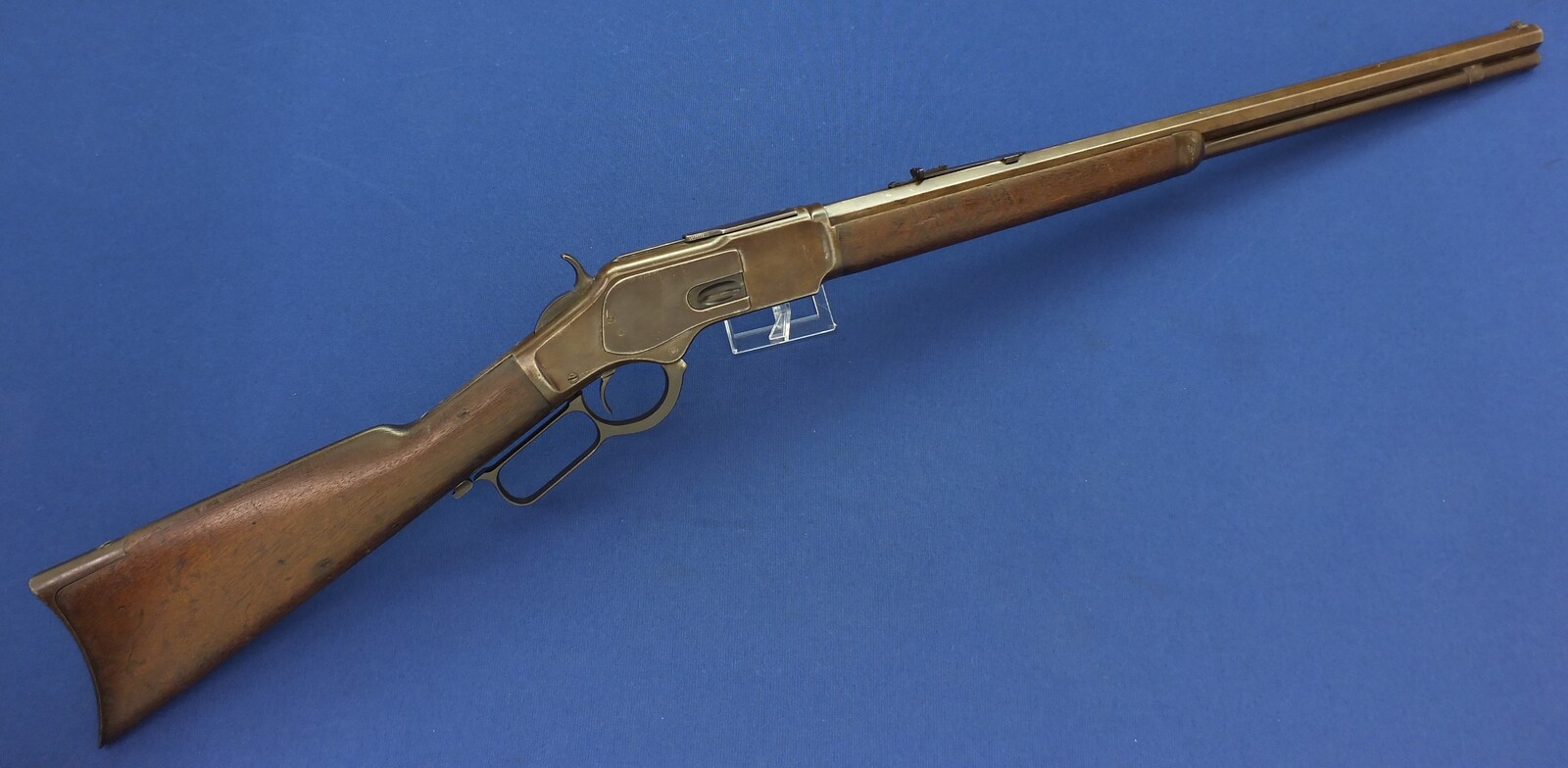 An antique American Winchester Model 1873 Rifle with 23 inch octagonal barrel with clear address. Caliber 32 W.C.F ( 32-20). Length 107cm. In very good condition. Price 3.650 euro