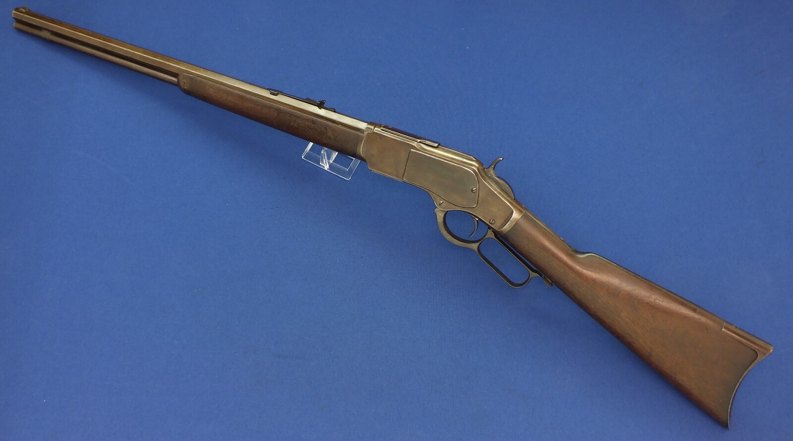 An antique American Winchester Model 1873 Rifle with 23 inch octagonal barrel with clear address. Caliber 32 W.C.F ( 32-20). Length 107cm. In very good condition. Price 3.650 euro