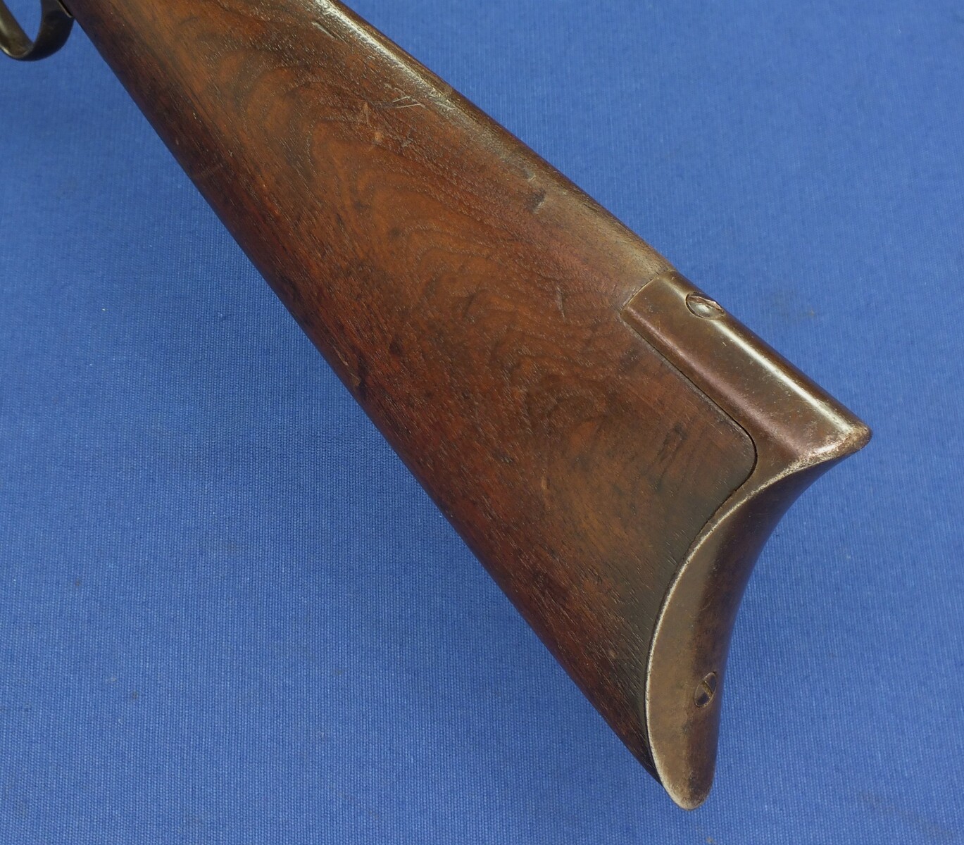 An antique American Winchester Model 1873 Rifle with 23 inch octagonal barrel with clear address. Caliber 32 W.C.F ( 32-20). Length 107cm. In very good condition. Price 3.650 euro