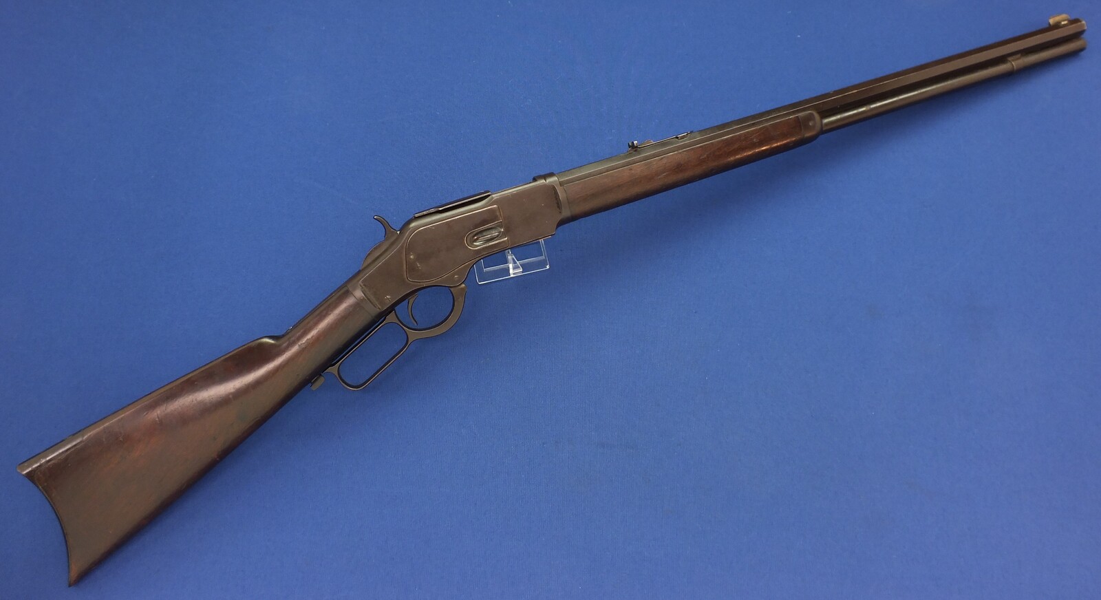 An antique American Winchester Model 1873 Rifle with 24 inch octagonal barrel with clear address. Caliber 38 W.C.F ( 38-40). Length 110cm. In very good condition. Price 3.650 euro