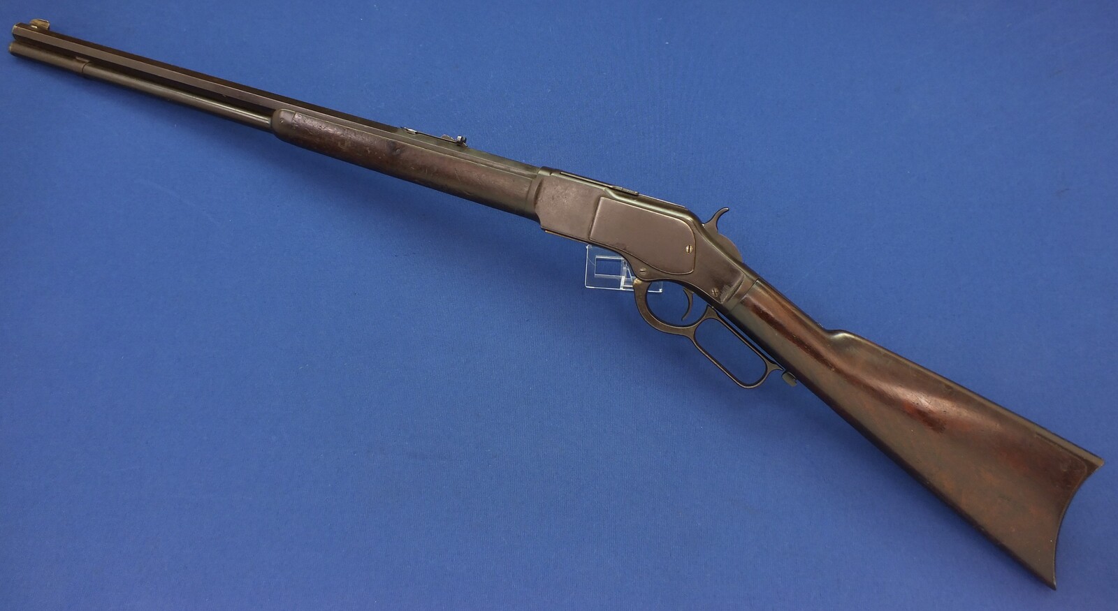 An antique American Winchester Model 1873 Rifle with 24 inch octagonal barrel with clear address. Caliber 38 W.C.F ( 38-40). Length 110cm. In very good condition. Price 3.650 euro