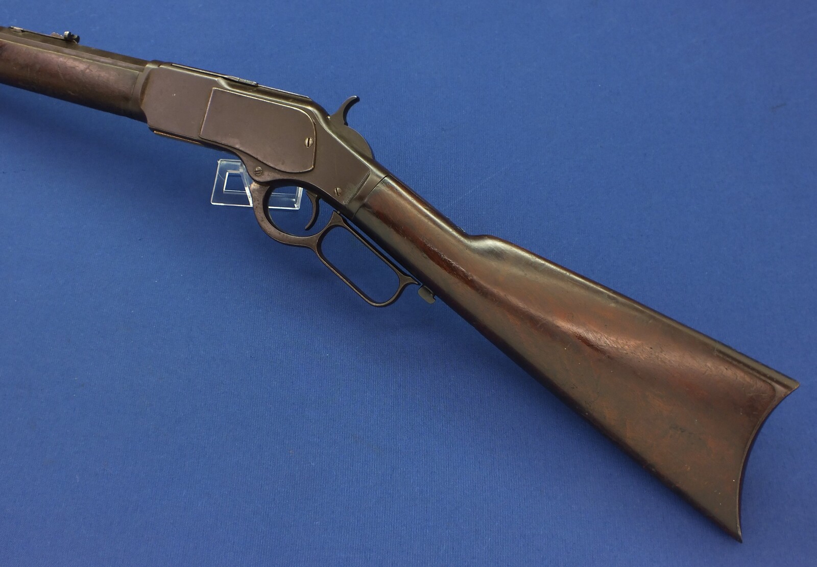 An antique American Winchester Model 1873 Rifle with 24 inch octagonal barrel with clear address. Caliber 38 W.C.F ( 38-40). Length 110cm. In very good condition. Price 3.650 euro