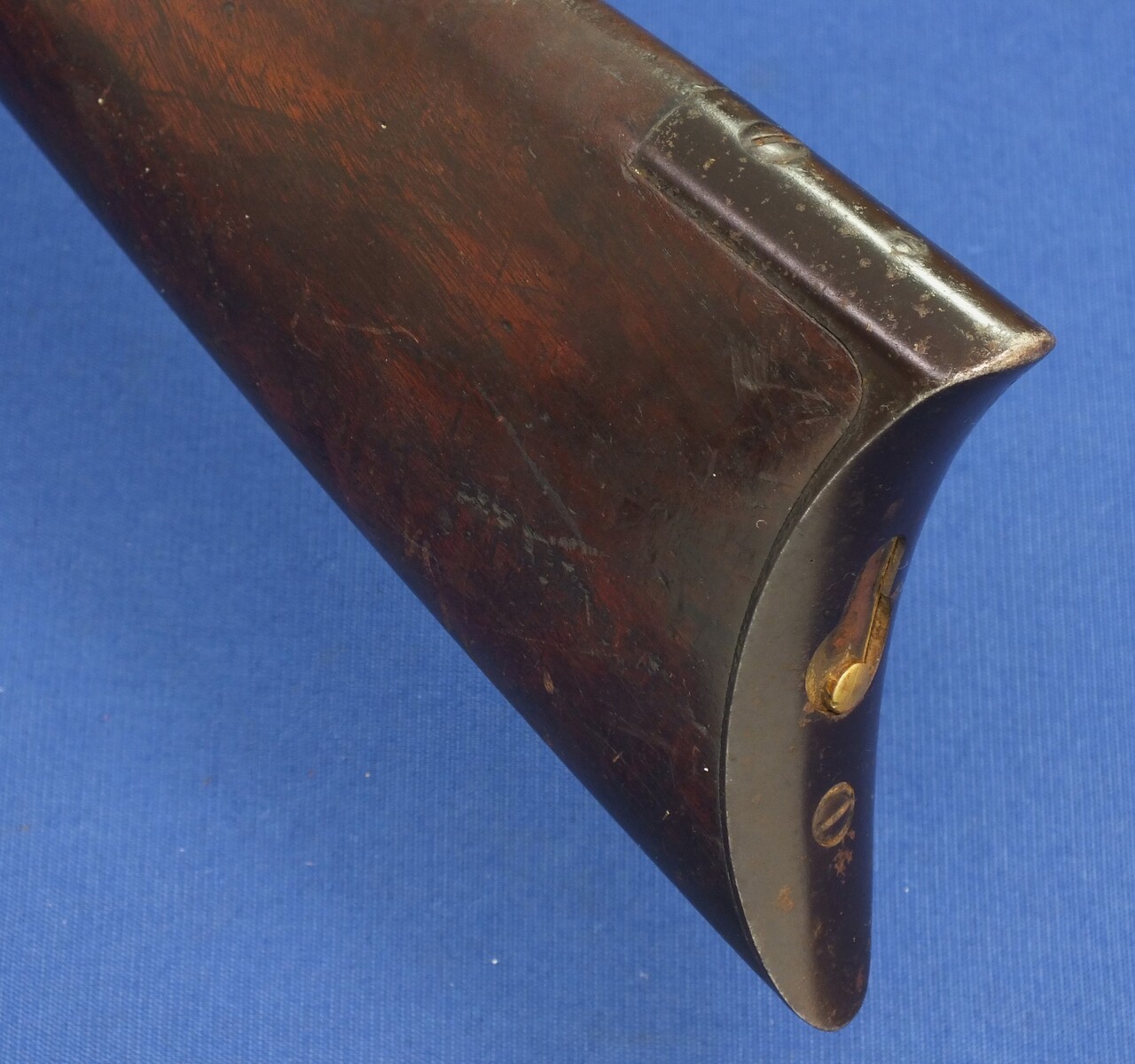 An antique American Winchester Model 1873 Rifle with 24 inch octagonal barrel with clear address. Caliber 38 W.C.F ( 38-40). Length 110cm. In very good condition. Price 3.650 euro