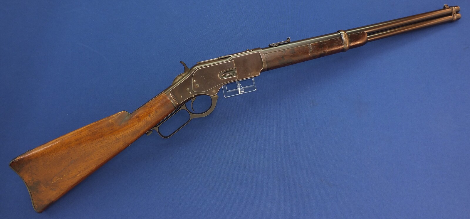 An antique American Winchester Model 1873 Saddle Ring Carbine. Caliber 44 W.C.F/44-40. 20 inch barrel with clear address. Length 99cm. In very good condition. 