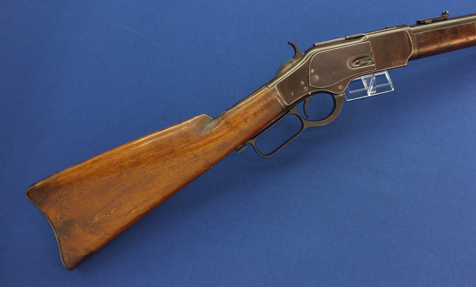 An antique American Winchester Model 1873 Saddle Ring Carbine. Caliber 44 W.C.F/44-40. 20 inch barrel with clear address. Length 99cm. In very good condition. 