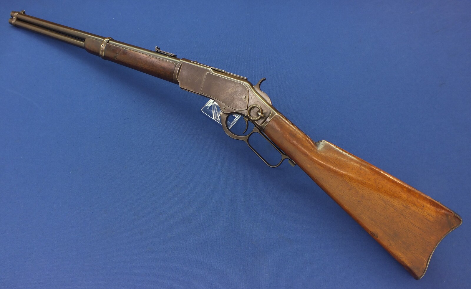 An antique American Winchester Model 1873 Saddle Ring Carbine. Caliber 44 W.C.F/44-40. 20 inch barrel with clear address. Length 99cm. In very good condition. 