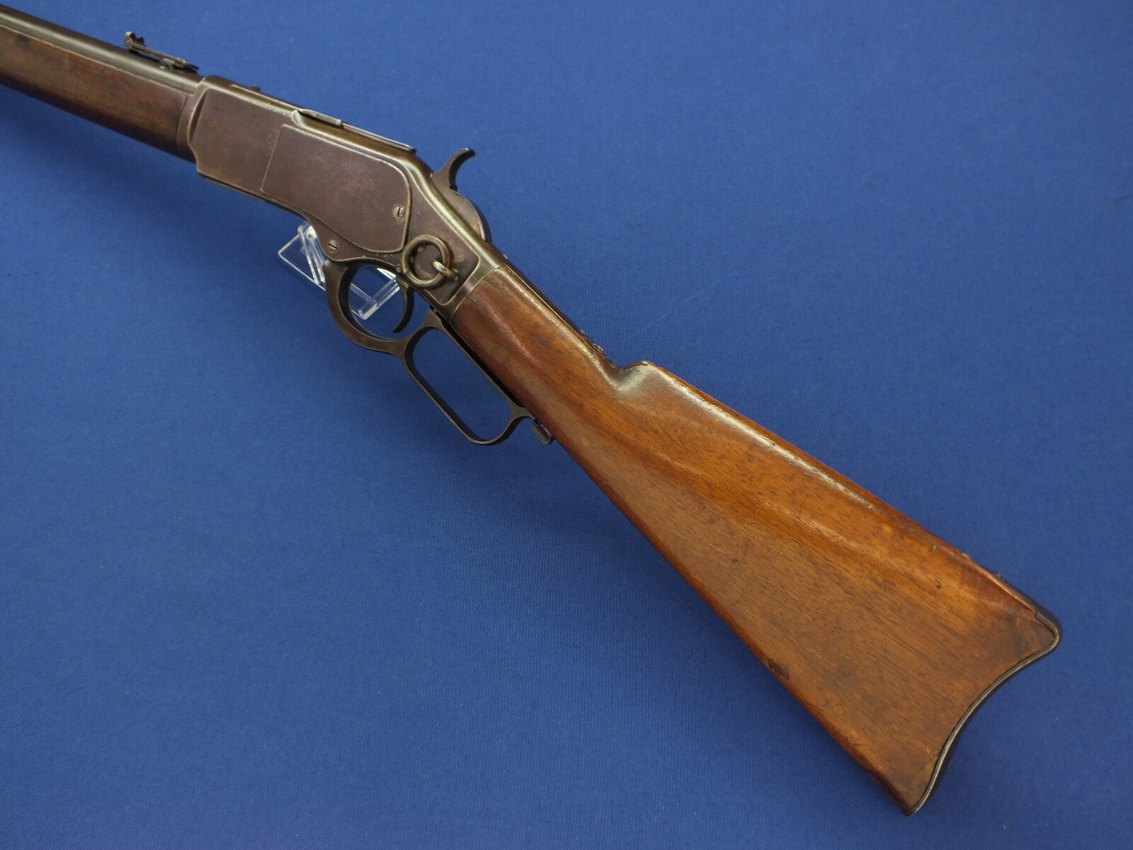 An antique American Winchester Model 1873 Saddle Ring Carbine. Caliber 44 W.C.F/44-40. 20 inch barrel with clear address. Length 99cm. In very good condition. 