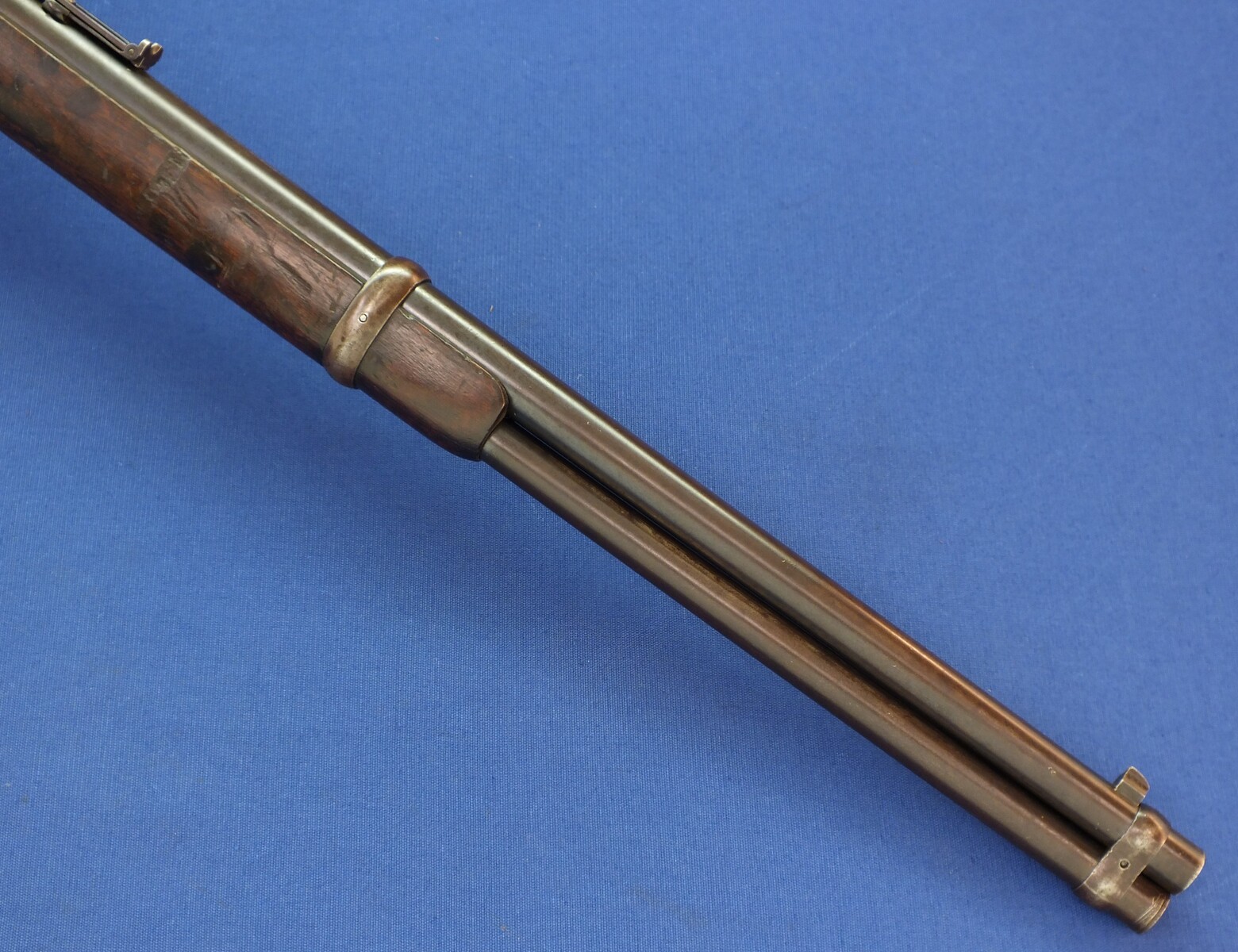 An antique American Winchester Model 1873 Saddle Ring Carbine. Caliber 44 W.C.F/44-40. 20 inch barrel with clear address. Length 99cm. In very good condition. 