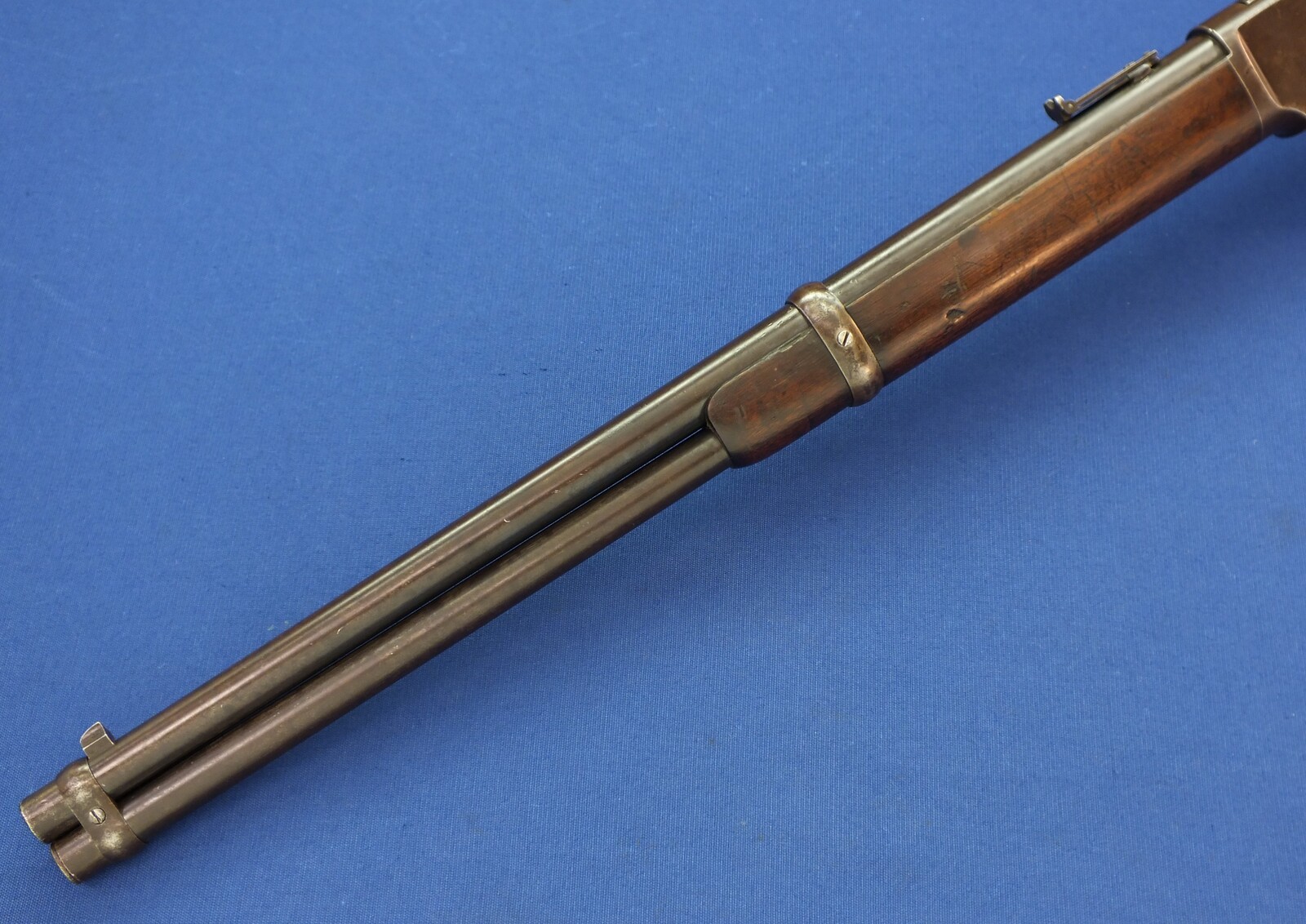 An antique American Winchester Model 1873 Saddle Ring Carbine. Caliber 44 W.C.F/44-40. 20 inch barrel with clear address. Length 99cm. In very good condition. 