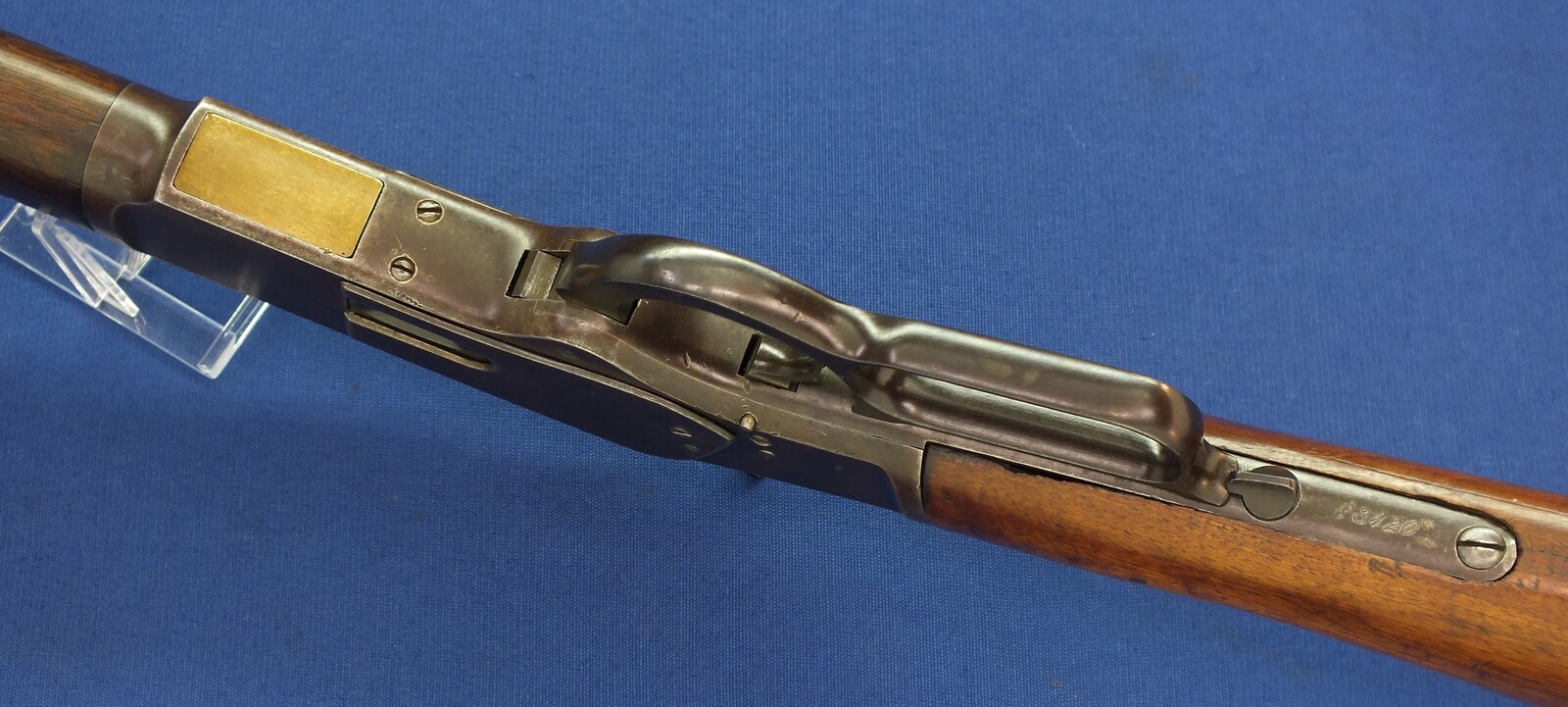 An antique American Winchester Model 1873 Saddle Ring Carbine. Caliber 44 W.C.F/44-40. 20 inch barrel with clear address. Length 99cm. In very good condition. 