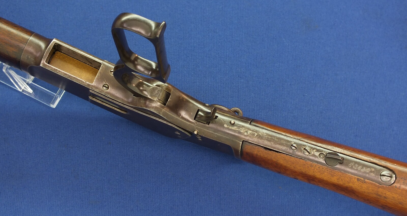 An antique American Winchester Model 1873 Saddle Ring Carbine. Caliber 44 W.C.F/44-40. 20 inch barrel with clear address. Length 99cm. In very good condition. 