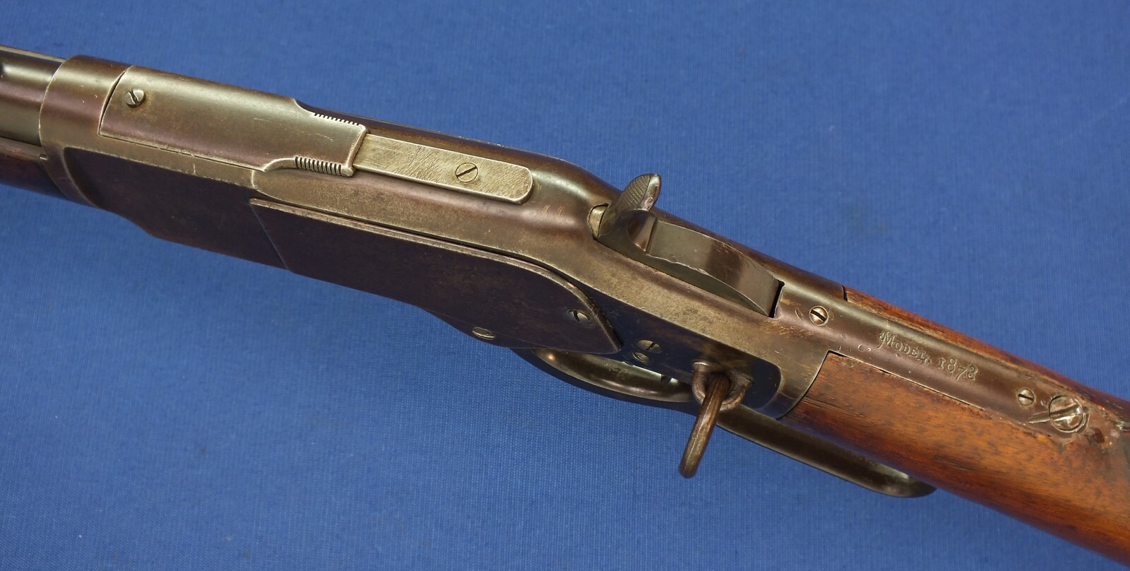 An antique American Winchester Model 1873 Saddle Ring Carbine. Caliber 44 W.C.F/44-40. 20 inch barrel with clear address. Length 99cm. In very good condition. 