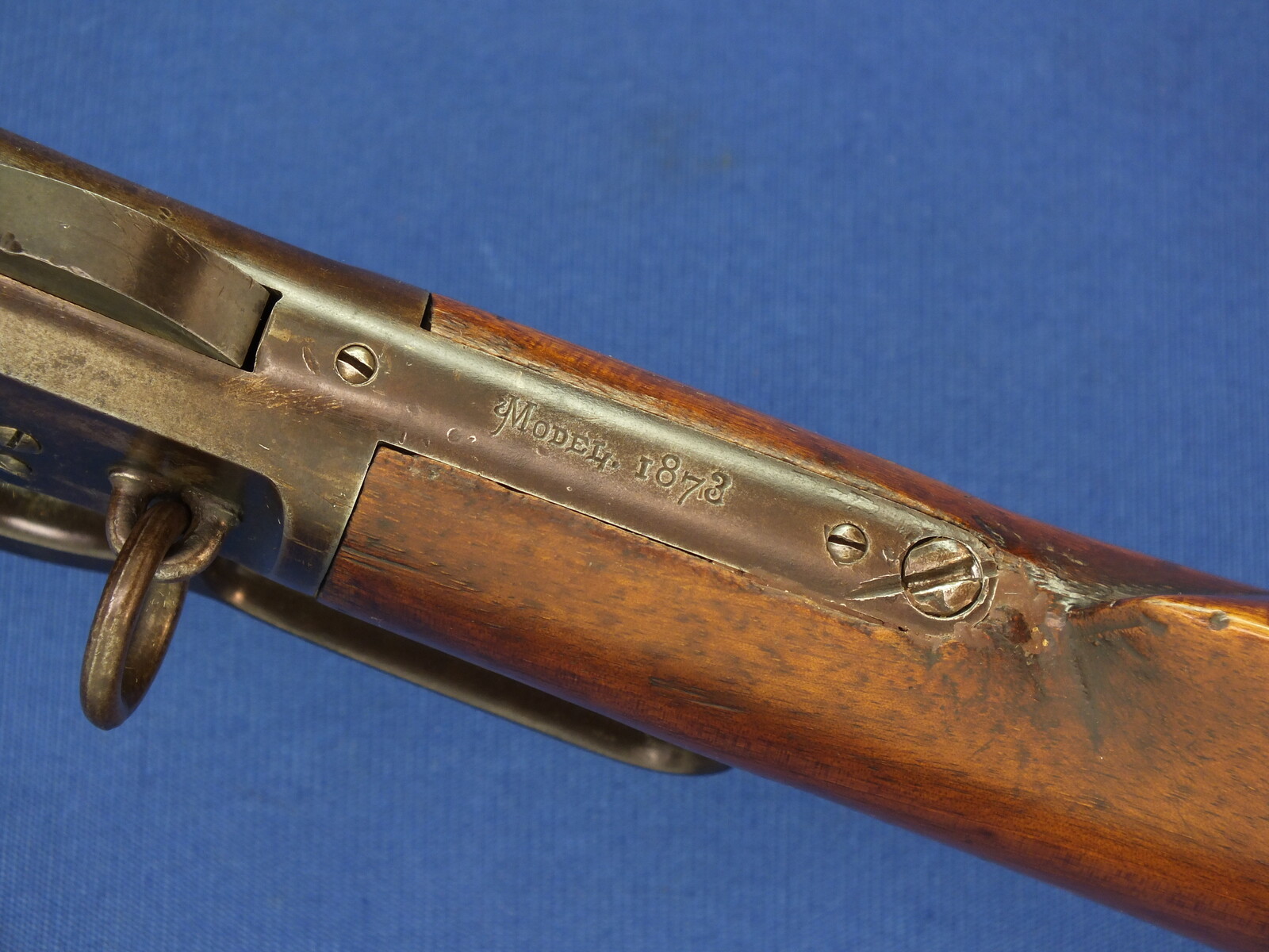 An antique American Winchester Model 1873 Saddle Ring Carbine. Caliber 44 W.C.F/44-40. 20 inch barrel with clear address. Length 99cm. In very good condition. 