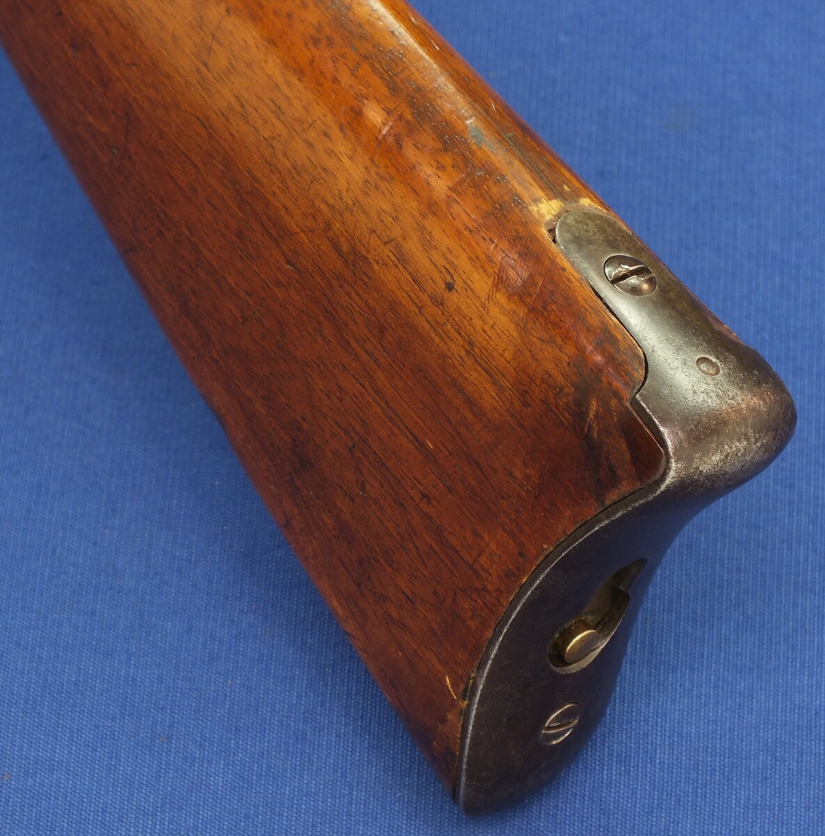 An antique American Winchester Model 1873 Saddle Ring Carbine. Caliber 44 W.C.F/44-40. 20 inch barrel with clear address. Length 99cm. In very good condition. 