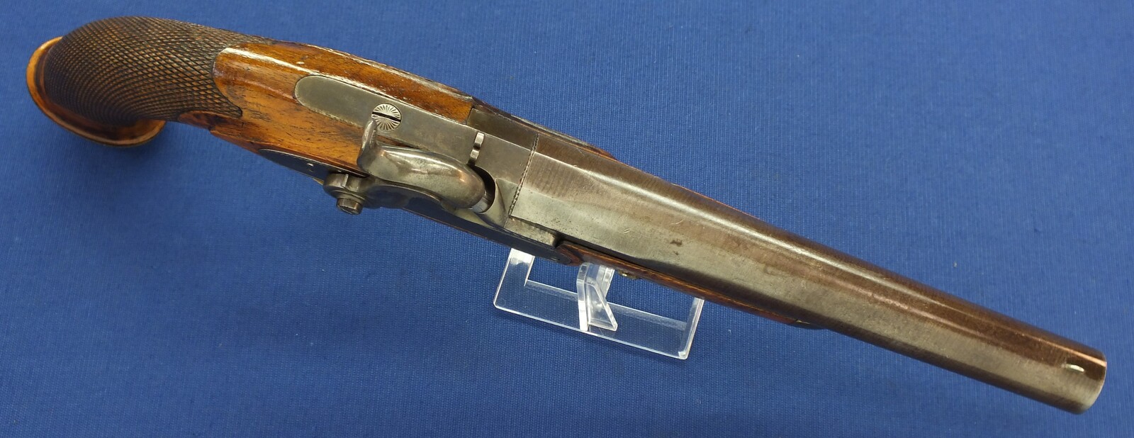 An antique Belgian Model 1816-22 Officers percussion Pistol. Damascened Barrel. Caliber 17,5mm smooth. Length 38cm. In very good condition. Price 795 euro.