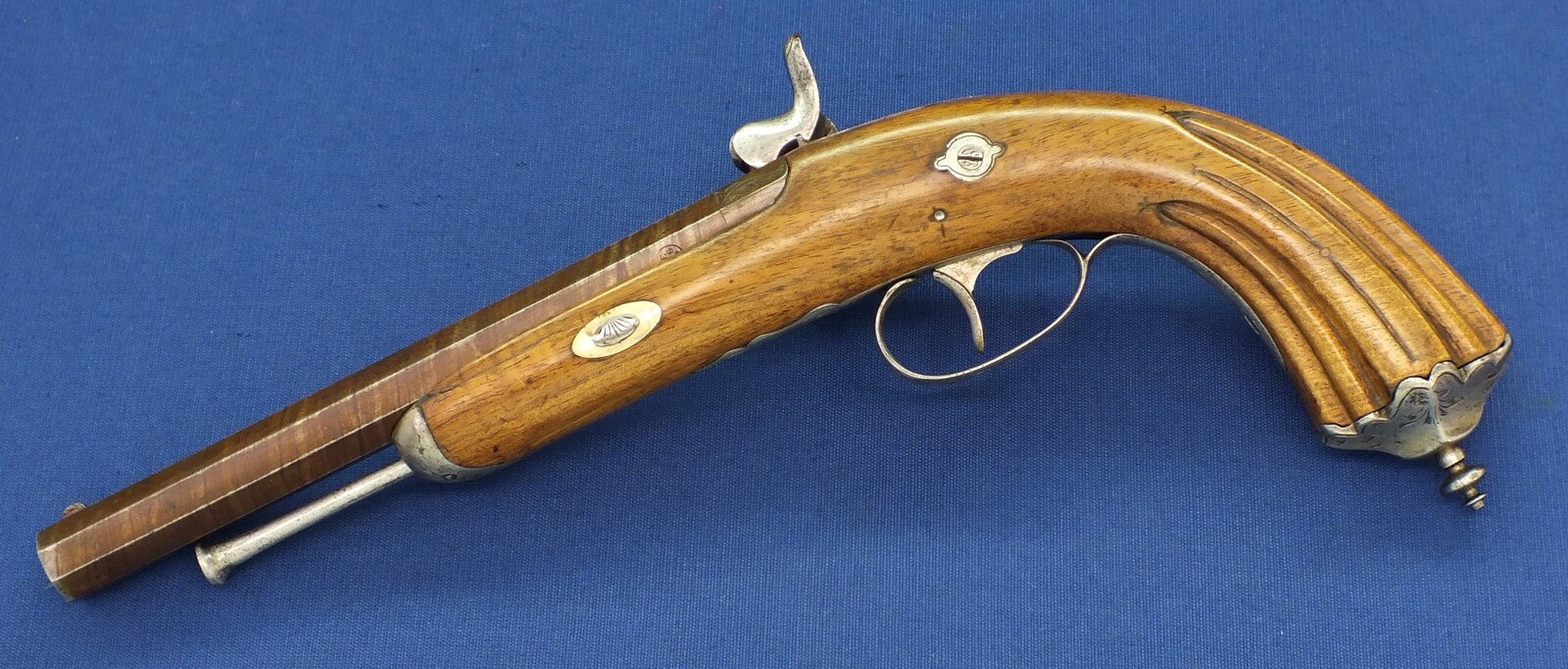 An antique Belgian percussion pistol circa 1860. Engraved lock and steel mounts. Caliber 12mm rifled. Length 36cm. In very good condition. Price 550 euro.