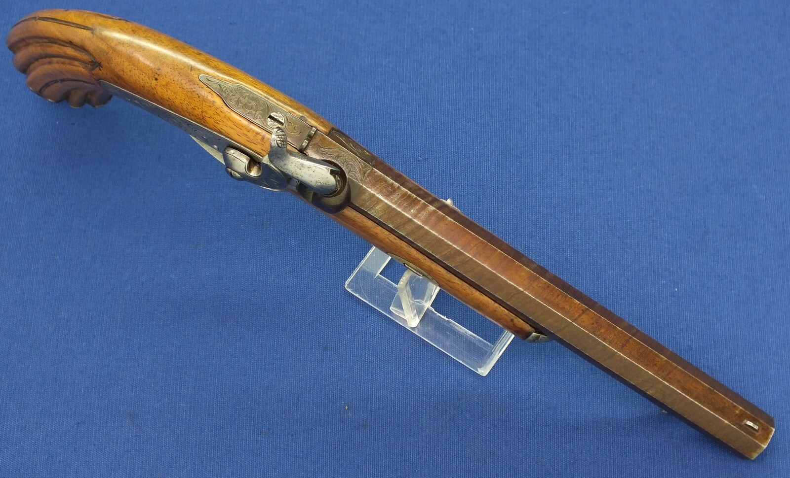 An antique Belgian percussion pistol circa 1860. Engraved lock and steel mounts. Caliber 12mm rifled. Length 36cm. In very good condition. Price 550 euro.